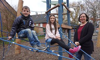 Bettina Becker, Schulleiterin der Grundschule am Nicolaitor, mit Oskar Remmert (8) und Nika Vojvodic (8). - LGS/Michaela Weiße Bettina Becker, Schulleiterin der Grundschule am Nicolaitor, mit Oskar Remmert (8) und Nika Vojvodic (8). - LGS/Michaela Weiße