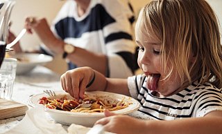 Auch Gütersloher Gastronomen berichten, dass Kinder teilweise Essen durch die Gegend schmeißen oder Wände beschmieren. Einige wollen öffentlich auch nicht über das Thema sprechen – auch Angst vor einem Shitstorm. - picture alliance / Westend61 Auch Gütersloher Gastronomen berichten, dass Kinder teilweise Essen durch die Gegend schmeißen oder Wände beschmieren. Einige wollen öffentlich auch nicht über das Thema sprechen – auch Angst vor einem Shitstorm. - picture alliance / Westend61