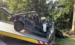 Ein 20-Jähriger krachte mit dem VW frontal gegen einen Baum. MT-Foto: - Janina Pietruschka Ein 20-Jähriger krachte mit dem VW frontal gegen einen Baum. MT-Foto: - Janina Pietruschka