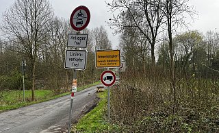 Mehrere kleine Gemeindestraßen, wie die Straße Dreianger in Rödinghausen, wurden für den Zeitraum der Baustelle zu Anliegerstraßen deklariert. - Jenny Westhues Mehrere kleine Gemeindestraßen, wie die Straße Dreianger in Rödinghausen, wurden für den Zeitraum der Baustelle zu Anliegerstraßen deklariert. - Jenny Westhues
