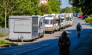 Sechs Wohnmobile und ein Verkaufsstand quetschen sich dauerhaft auf einen Parkstreifen an der Straße Am Brodhagen. - Andreas Zobe Sechs Wohnmobile und ein Verkaufsstand quetschen sich dauerhaft auf einen Parkstreifen an der Straße Am Brodhagen. - Andreas Zobe