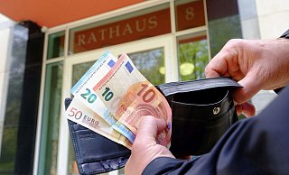 Die guten Zeiten sind vorbei: Im nächsten Jahr wird Bad Oeynhausen voraussichtlich 8,2 Millionen Euro mehr ausgeben als einnehmen. Die Schulden der Stadt werden auf 112 Millionen Euro anwachsen. - Thorsten Gödecker Die guten Zeiten sind vorbei: Im nächsten Jahr wird Bad Oeynhausen voraussichtlich 8,2 Millionen Euro mehr ausgeben als einnehmen. Die Schulden der Stadt werden auf 112 Millionen Euro anwachsen. - Thorsten Gödecker
