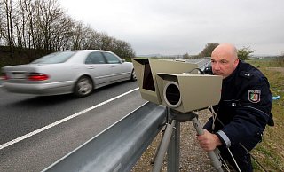 Auf der Bundesstraße 1 bei Wewer wird ein Fahrer mit mehr als 100 km/h über der zugelassenen Geschwindigkeit geblitzt. - (Symbolbild) David Schellenberg Auf der Bundesstraße 1 bei Wewer wird ein Fahrer mit mehr als 100 km/h über der zugelassenen Geschwindigkeit geblitzt. - (Symbolbild) David Schellenberg
