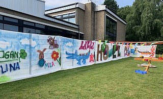 Etwa 60 Betreuungsplätze wurden durch die Kita "Holzwürmchen - hier nach einer Graffiti-Aktion - in Zusammenarbeit mit dem Lübbecker Unternehmen IMA Schelling Group geschaffen. - kita-concept Etwa 60 Betreuungsplätze wurden durch die Kita "Holzwürmchen - hier nach einer Graffiti-Aktion - in Zusammenarbeit mit dem Lübbecker Unternehmen IMA Schelling Group geschaffen. - kita-concept