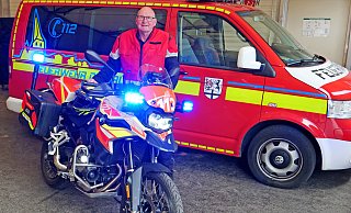 Johannes Grothoff mit dem neuen Motorrad für den Katastrophenschutz und die Feuerwehren im Kreis Paderborn. - Ralph Meyer Johannes Grothoff mit dem neuen Motorrad für den Katastrophenschutz und die Feuerwehren im Kreis Paderborn. - Ralph Meyer