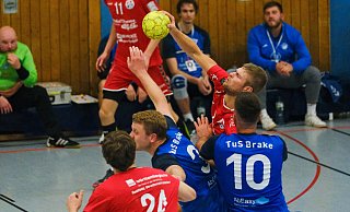 Bjarne Franz (am Ball) setzte sowohl im Angriff der TSG-Reserve als auch in deren Abwehr gegen Brake entscheidende Akzente. - Andreas Zobe Bjarne Franz (am Ball) setzte sowohl im Angriff der TSG-Reserve als auch in deren Abwehr gegen Brake entscheidende Akzente. - Andreas Zobe