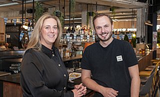 Der Harms-Markt hat jetzt zwei Manager: Patrick Miles (31) unterstützt seit August Sarah Seebode (41). Ihr Lieblingsplatz in der Markthalle: "Mittendrin", sagen beide. Wie hier an der Bar. - Joerg Dieckmann - www.dieckmann-fotodesign.de Der Harms-Markt hat jetzt zwei Manager: Patrick Miles (31) unterstützt seit August Sarah Seebode (41). Ihr Lieblingsplatz in der Markthalle: "Mittendrin", sagen beide. Wie hier an der Bar. - Joerg Dieckmann - www.dieckmann-fotodesign.de