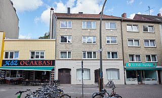 Blick auf das Mehrfamilienhaus in Hamburg-Harburg, aus dem ein Junge in die Tiefe stürzte. Links daneben das türkischen Restaurant, dessen Gäste die Tragödie mit ansehen mussten. - (c) Copyright 2023, dpa (www.dpa.de). Alle Rechte vorbehalten Blick auf das Mehrfamilienhaus in Hamburg-Harburg, aus dem ein Junge in die Tiefe stürzte. Links daneben das türkischen Restaurant, dessen Gäste die Tragödie mit ansehen mussten. - (c) Copyright 2023, dpa (www.dpa.de). Alle Rechte vorbehalten