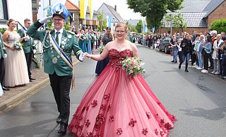 Das Königspaar Thomas und Theresa Wieners-Rehrmann steht im Mittelpunkt des Schützenfests in Natingen. - Burkhard Battran Das Königspaar Thomas und Theresa Wieners-Rehrmann steht im Mittelpunkt des Schützenfests in Natingen. - Burkhard Battran