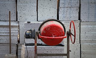 Ein Betonmischer steht auf der Baustelle eines Wohnhauses. Die Hoffnung wächst nach dem Baugipfel, dass nun wieder mehr gebaut wird. - picture alliance/dpa Ein Betonmischer steht auf der Baustelle eines Wohnhauses. Die Hoffnung wächst nach dem Baugipfel, dass nun wieder mehr gebaut wird. - picture alliance/dpa