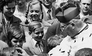 Auf diesem Foto aus der zweiten Hälfte der 1960er Jahre zeigt sich Erzbischof Lorenz Jaeger im Kardinalsrang nach einer Libori-Eröffnungsfeier vor dem Dom Kindern zugewandt. - Sammlung Stüken Auf diesem Foto aus der zweiten Hälfte der 1960er Jahre zeigt sich Erzbischof Lorenz Jaeger im Kardinalsrang nach einer Libori-Eröffnungsfeier vor dem Dom Kindern zugewandt. - Sammlung Stüken