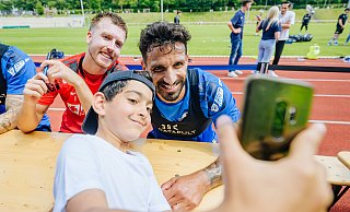 Die siebenjährige SCP-Fan Amir macht ein Selfie mit Torwart Pelle Boevink (l.) und Stürmer Antonio Grimaldi. - BESIM MAZHIQI Die siebenjährige SCP-Fan Amir macht ein Selfie mit Torwart Pelle Boevink (l.) und Stürmer Antonio Grimaldi. - BESIM MAZHIQI
