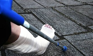 Damit sich seine Partnerin Versicherungsprämien ergaunern konnte, hatte sich ein Gärtner vor blinder Liebe seine Arme und Beine überfahren lassen - und das zwei Mal. - picture alliance Damit sich seine Partnerin Versicherungsprämien ergaunern konnte, hatte sich ein Gärtner vor blinder Liebe seine Arme und Beine überfahren lassen - und das zwei Mal. - picture alliance