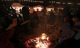 Rund um die große Wiese zwischen Thekoa und der Kirche zogen sich die festlich geschmückten Buden, auf dem Grün wurde mitunter Lagerfeuer entzündet oder Stockbrot gebacken. - Carolin Riethmüller Rund um die große Wiese zwischen Thekoa und der Kirche zogen sich die festlich geschmückten Buden, auf dem Grün wurde mitunter Lagerfeuer entzündet oder Stockbrot gebacken. - Carolin Riethmüller