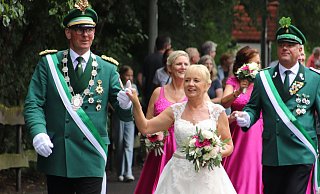 Norbert und Birgit Müller beim Festumzug zum Schützenfest durch Gesseln. - Sigrid Mertensmeyer Norbert und Birgit Müller beim Festumzug zum Schützenfest durch Gesseln. - Sigrid Mertensmeyer