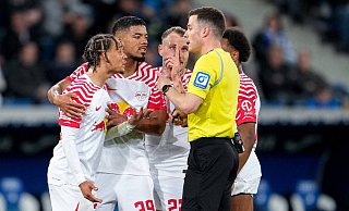 Beschweren und lamentieren: Bundesliga-Schiedsrichter Harm Osmers wird hier nach einer Entscheidung von Leipziger Spielern bedrängt. - IMAGO/foto2press Beschweren und lamentieren: Bundesliga-Schiedsrichter Harm Osmers wird hier nach einer Entscheidung von Leipziger Spielern bedrängt. - IMAGO/foto2press