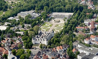 Das Problem der Raumnot an der Realschule Schloß Neuhaus ist zwar bekannt, es verschärft sich jedoch angesichts steigender Schülerinnen- und Schülerzahlen. - Gerd Vieler, Mallinckrodtstraße 29, 33098 Paderborn Das Problem der Raumnot an der Realschule Schloß Neuhaus ist zwar bekannt, es verschärft sich jedoch angesichts steigender Schülerinnen- und Schülerzahlen. - Gerd Vieler, Mallinckrodtstraße 29, 33098 Paderborn