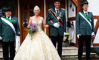 Ein goldener Auftritt für das Schmechtener Königspaar Jens und Nicole Fechner. - Moritz Räker Ein goldener Auftritt für das Schmechtener Königspaar Jens und Nicole Fechner. - Moritz Räker