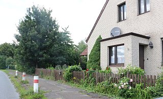 Vor dem Haus von Beate Schwager sollen drei weiß-rote Poller verhindern, dass die Lastwagen ihren Zaun und Vorgarten beschädigen. Sie haben schon einige Macken. - Judith Gladow Vor dem Haus von Beate Schwager sollen drei weiß-rote Poller verhindern, dass die Lastwagen ihren Zaun und Vorgarten beschädigen. Sie haben schon einige Macken. - Judith Gladow