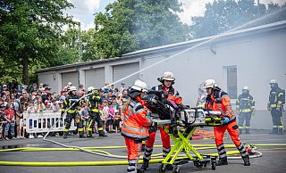 Wasser spritzt, die Trage rollt: Am Tag der offenen Tür zeigt die Feuerwehr in ihrer Hauptwache Am Stadtholz wie sie Menschen rettet und das Feuer bekämpft. - Felix Brenneke Wasser spritzt, die Trage rollt: Am Tag der offenen Tür zeigt die Feuerwehr in ihrer Hauptwache Am Stadtholz wie sie Menschen rettet und das Feuer bekämpft. - Felix Brenneke