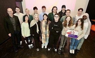 Sozialdezernent Ingo Nürnberger (v.l.), Jannes Bökmann und Claudia Meise vom Jugendamt sowie Schülerinnen, Schüler und Studenten. - Peter Unger Sozialdezernent Ingo Nürnberger (v.l.), Jannes Bökmann und Claudia Meise vom Jugendamt sowie Schülerinnen, Schüler und Studenten. - Peter Unger