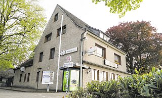 Direkt an der bekannten „Friedenslinde“ hat ein Autofahrer die Schranke einer Bushaltestelle durchbrochen. - Christian Geisler Direkt an der bekannten „Friedenslinde“ hat ein Autofahrer die Schranke einer Bushaltestelle durchbrochen. - Christian Geisler