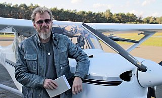 Brille und Jacke passen schon recht gut – an anderen Dingen muss Meiko Haselhorst wohl noch ein bisschen feilen, wenn er dereinst Pilot werden will. - Meiko Haselhorst Brille und Jacke passen schon recht gut – an anderen Dingen muss Meiko Haselhorst wohl noch ein bisschen feilen, wenn er dereinst Pilot werden will. - Meiko Haselhorst
