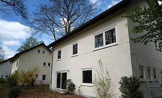Die Meinung unseres Autors ist klar: Die Britenhäuser zeigen, dass sich die Preisentwicklung auf dem Immobilienmarkt von der wirtschaftlichen Realität in Gütersloh weit entfernt hat. - Archivfoto/ Andreas Frücht Die Meinung unseres Autors ist klar: Die Britenhäuser zeigen, dass sich die Preisentwicklung auf dem Immobilienmarkt von der wirtschaftlichen Realität in Gütersloh weit entfernt hat. - Archivfoto/ Andreas Frücht