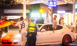 Eine Polizistin weist die deutschen Fans beim Autokorso auf die Gefahren hin. Der Lerneffekt bleibt jedoch aus. - Mike-Dennis Müller / www.mdm.photo Eine Polizistin weist die deutschen Fans beim Autokorso auf die Gefahren hin. Der Lerneffekt bleibt jedoch aus. - Mike-Dennis Müller / www.mdm.photo