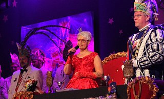 Prinzessin Wilma Thorenmeier erklärt kurz nach ihrer Inthronisierung beim großen Steinheimer Galaabend, wo genau ihr Heimatort Ruensiek eigentlich liegt. Foto: map - Madita Schellenberg Prinzessin Wilma Thorenmeier erklärt kurz nach ihrer Inthronisierung beim großen Steinheimer Galaabend, wo genau ihr Heimatort Ruensiek eigentlich liegt. Foto: map - Madita Schellenberg