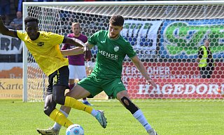 Neuzugang Justus Henke (r.) hat sich beim FC Gütersloh in der Innenverteidigung festgespielt, ist aus der ersten Elf gar nicht mehr wegzudenken. - Jens Dünhölter Neuzugang Justus Henke (r.) hat sich beim FC Gütersloh in der Innenverteidigung festgespielt, ist aus der ersten Elf gar nicht mehr wegzudenken. - Jens Dünhölter