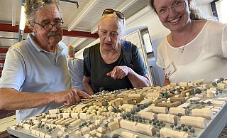 Heinrich Voß und Giesela Wernecke lassen sich von Marcella Reimann vom Bauamt das Modell des Kasernengeländes zeigen. - Eike J. Horstmann Heinrich Voß und Giesela Wernecke lassen sich von Marcella Reimann vom Bauamt das Modell des Kasernengeländes zeigen. - Eike J. Horstmann