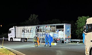 In Schutzanzügen kümmerten sich die Spezialisten im den lecken Behälter auf dem Sattelzug am A44-Parkplatz Bühleck. - FFW Breuna In Schutzanzügen kümmerten sich die Spezialisten im den lecken Behälter auf dem Sattelzug am A44-Parkplatz Bühleck. - FFW Breuna