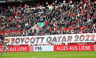 In vielen deutschen Stadien, wie hier in Düsseldorf, fordern die Fans zu einem WM-Boykott auf. - DPA/Roland Weihrauch In vielen deutschen Stadien, wie hier in Düsseldorf, fordern die Fans zu einem WM-Boykott auf. - DPA/Roland Weihrauch
