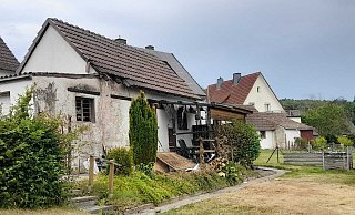 Die Polizei ermittelt die weiteren Details zum Todesfall und zum Feuer. Der Wohnwagen wurde bereits abtransportiert. - Simone Flörke Die Polizei ermittelt die weiteren Details zum Todesfall und zum Feuer. Der Wohnwagen wurde bereits abtransportiert. - Simone Flörke