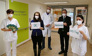 Astrid Hiller (MS-Fachkraft), Janina Sauerwald (Patientin), Thomas Postert (Chefarzt der Klinik für Neurologie), Michael Dreier (Bürgermeister) sowie Nicole Rüssel (MS-Fachkraft). - St. Vincenz-Krankenhaus/Hoppe Astrid Hiller (MS-Fachkraft), Janina Sauerwald (Patientin), Thomas Postert (Chefarzt der Klinik für Neurologie), Michael Dreier (Bürgermeister) sowie Nicole Rüssel (MS-Fachkraft). - St. Vincenz-Krankenhaus/Hoppe