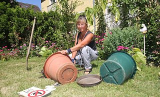 Lilli Symannek hat das Rasenstück vor ihrer Mietwohnung in jahrelanger Gärtnerarbeit betreut. Unbekannte haben offenbar etwas dagegen. - Ulf Hanke Lilli Symannek hat das Rasenstück vor ihrer Mietwohnung in jahrelanger Gärtnerarbeit betreut. Unbekannte haben offenbar etwas dagegen. - Ulf Hanke