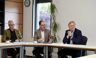 Erklärten, wie das Insolvenzverfahren in Eigenverwaltung zur Rettung der AWO OWL führt: AWO-OWL-Vorstandschef Thomas Euler (r.) und Finanzvorstand Christoph Lützenkirchen sowie de Generalbevollmächtigte Andreas Budnik (Mitte). - Peter Unger Erklärten, wie das Insolvenzverfahren in Eigenverwaltung zur Rettung der AWO OWL führt: AWO-OWL-Vorstandschef Thomas Euler (r.) und Finanzvorstand Christoph Lützenkirchen sowie de Generalbevollmächtigte Andreas Budnik (Mitte). - Peter Unger