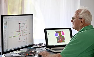 Ein Senior arbeitet in seiner Elektronik-Werkstatt im Home-Office. - picture alliance / Panama Pictures Ein Senior arbeitet in seiner Elektronik-Werkstatt im Home-Office. - picture alliance / Panama Pictures