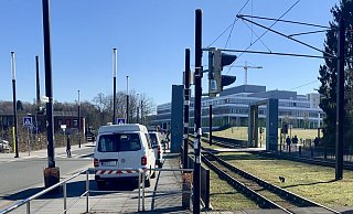 An den Fußgänger-Schranken, die von der Haltestelle Wellensiek zur Uni führen, verläuft das Treffen anders als erhofft. - Symbolfoto: Jens Reichenbach An den Fußgänger-Schranken, die von der Haltestelle Wellensiek zur Uni führen, verläuft das Treffen anders als erhofft. - Symbolfoto: Jens Reichenbach