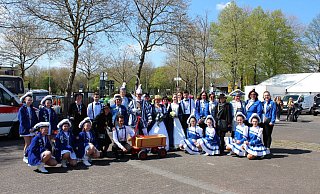 Auf dem Maspernplatz: Die Beverunger sind mit einer Fußgruppe nach Paderborn angereist. - Carnevals-Verein-Weser-Brücke Auf dem Maspernplatz: Die Beverunger sind mit einer Fußgruppe nach Paderborn angereist. - Carnevals-Verein-Weser-Brücke