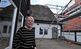 Christiane Mecking-Bittel auf der Dachterrasse ihrer ehemaligen Wohnung. Die Sicherungsarbeiten haben bereits begonnen. - David Schellenberg Christiane Mecking-Bittel auf der Dachterrasse ihrer ehemaligen Wohnung. Die Sicherungsarbeiten haben bereits begonnen. - David Schellenberg