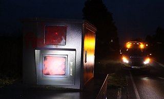 Unbekannte haben einen mobilen Blitzer ist in Hiddenhausen mit Farbe besprüht. Ein Zeuge hat sie beobachtet. - Polizei Kreis Herford Unbekannte haben einen mobilen Blitzer ist in Hiddenhausen mit Farbe besprüht. Ein Zeuge hat sie beobachtet. - Polizei Kreis Herford