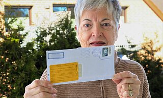 Monika Wilke hat das getan, was viele tun - eine nicht abgestempelte Briefmarke benutzt. Die Post kam zurück - mit vielen gelben Aufklebern und einer Warnung versehen. Seitlich rechts an der Marke ist die sogenannte Matrix zu sehen. - Kurt Ehmke Monika Wilke hat das getan, was viele tun - eine nicht abgestempelte Briefmarke benutzt. Die Post kam zurück - mit vielen gelben Aufklebern und einer Warnung versehen. Seitlich rechts an der Marke ist die sogenannte Matrix zu sehen. - Kurt Ehmke