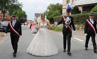 Die Sonne strahlt und das junge Königspaar Daniel Stiene und Mareike Poschmann strahlt zurück. - Saskia Jochheim Die Sonne strahlt und das junge Königspaar Daniel Stiene und Mareike Poschmann strahlt zurück. - Saskia Jochheim