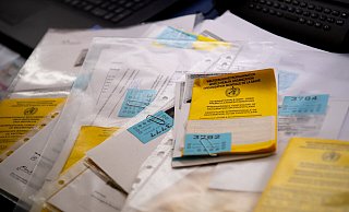 Zahlreiche Impfpässe liegen in einer Apotheke in einem Büro auf einem Tisch. Die gibt es offenbar auch auf Parkplätzen im Kreisgebiet günstig zu kaufen. - Sven Hoppe Zahlreiche Impfpässe liegen in einer Apotheke in einem Büro auf einem Tisch. Die gibt es offenbar auch auf Parkplätzen im Kreisgebiet günstig zu kaufen. - Sven Hoppe