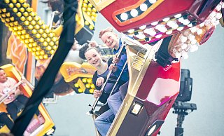 Hannah (13) und Mats (10) finden „Heroes“ besser als den "Break Dancer", der sonst auf den Bünder Stadtfesten steht. - Joel Beinke Hannah (13) und Mats (10) finden „Heroes“ besser als den "Break Dancer", der sonst auf den Bünder Stadtfesten steht. - Joel Beinke