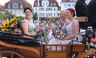 Königin Marion Versen (v. l.) mit ihren Hofdamen Stefanie Holdreich und Ariane Meise. - Burkhard Battran Königin Marion Versen (v. l.) mit ihren Hofdamen Stefanie Holdreich und Ariane Meise. - Burkhard Battran
