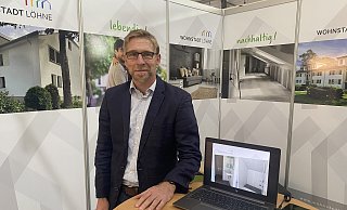 Stephan Spieker, Chef der Wohnstadt Löhne, auf dem Stand seines Unternehmens auf der Gewerbeschau. - Dirk Windmöller Stephan Spieker, Chef der Wohnstadt Löhne, auf dem Stand seines Unternehmens auf der Gewerbeschau. - Dirk Windmöller