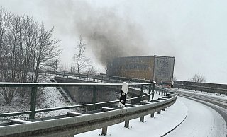 Dichten Qualm hinter sich herziehend verlässt der Lkw die Autobahn. - Ralph Meyer Dichten Qualm hinter sich herziehend verlässt der Lkw die Autobahn. - Ralph Meyer